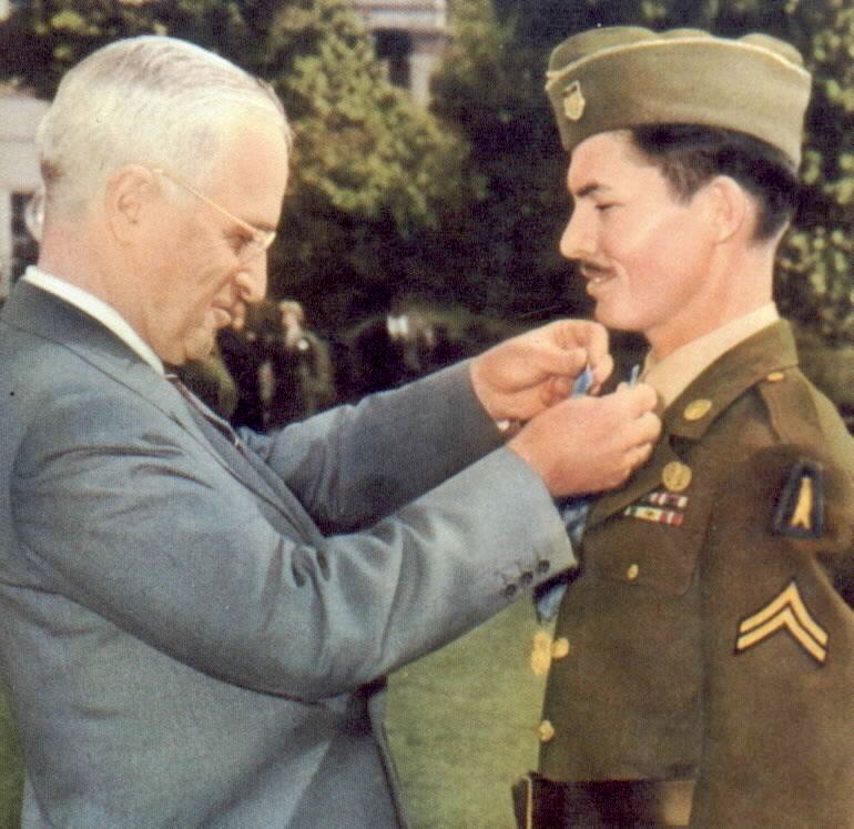 Desmond Doss bei der verleihung der Medal of Honor